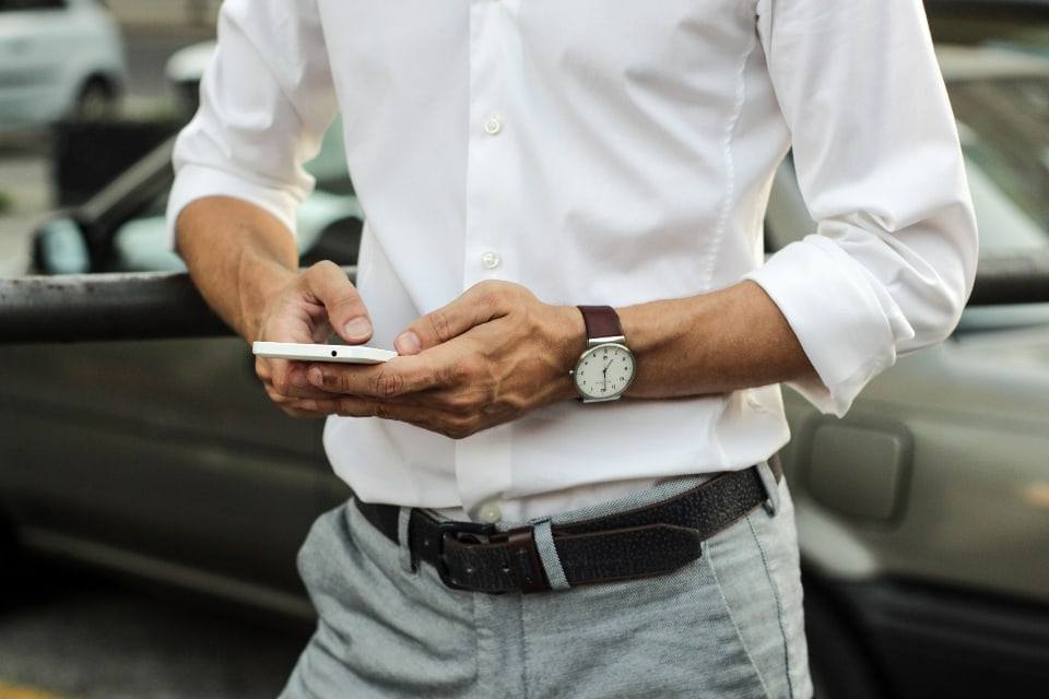 Person në terren që shkruan në telefon